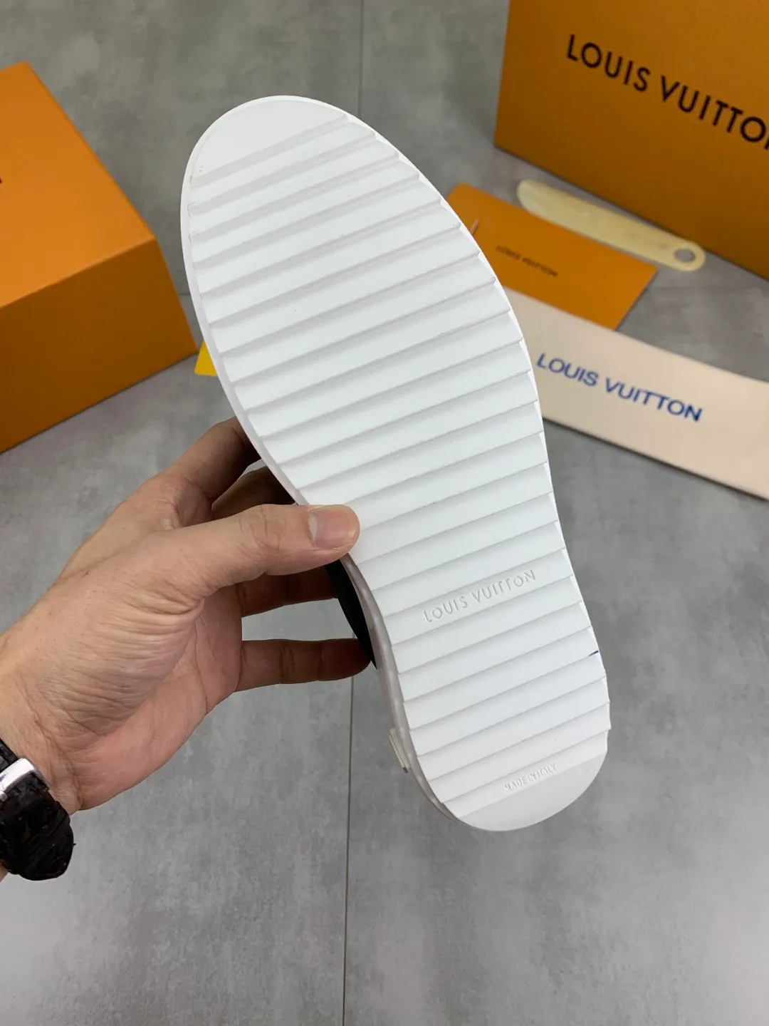 Men's men's shoes 💰P700 new style 💶 top version [LOUIS VUITTON] couple 🧑‍🤝‍🧑 craft style counter series (original order) new style 🍀LV Louis Vuitton - top version LV classic high-top trendy shoes! Made of imported original craft calfskin, original breathable lining, and original wear-resistant, lightweight, high-end TPU outsole! High quality products! 3️⃣ colors are available, size: female 35-39, male 39-44 (female 40, male 45 customized)